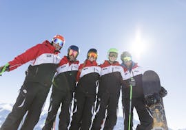 Een groep instructeurs van skischule Stubai tijdens de skilessen voor volwassenen voor beginners.