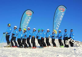 Un grupo de esquiadores se prepara para las Clases de esquí para adultos (a partir de 15 años) - Todos los niveles de la escuela de esquí Scuola di Sci Azzurra Livigno.