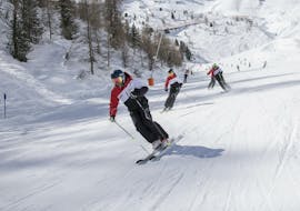 Skiërs racen de piste af tijdens de volwassen skilessen voor gevorderden in Stubai.