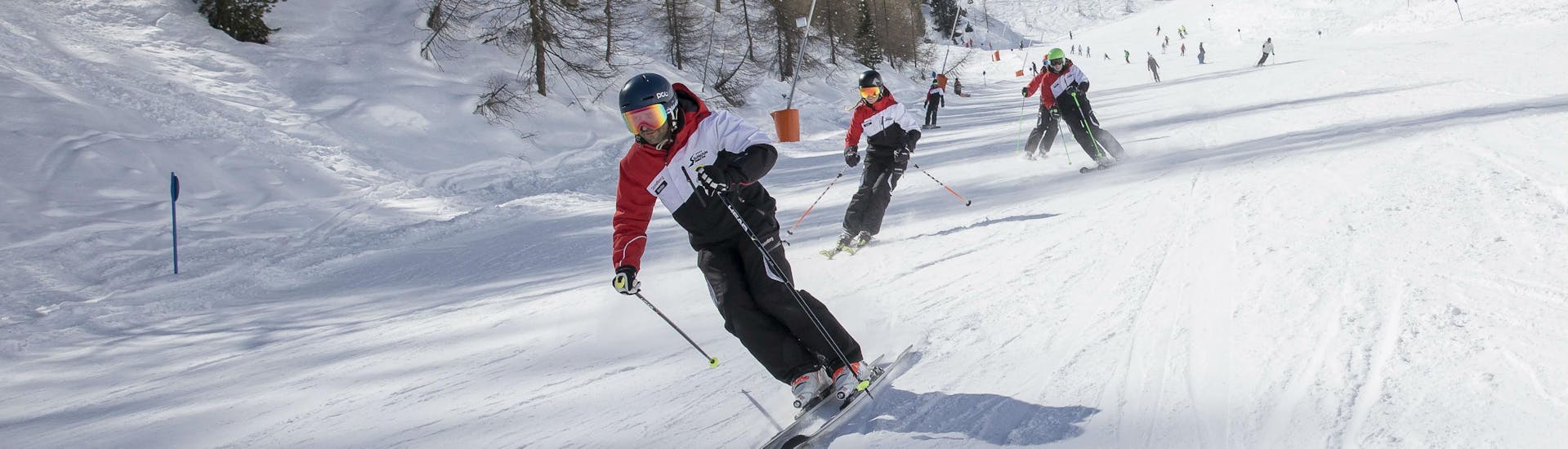 Adult Ski Lessons for Slightly Advanced & Advanced Skiers with Skischule Stubai Tirol Skiers racing down the slopes during their adult ski lessons for advanced skiers in Stubai.