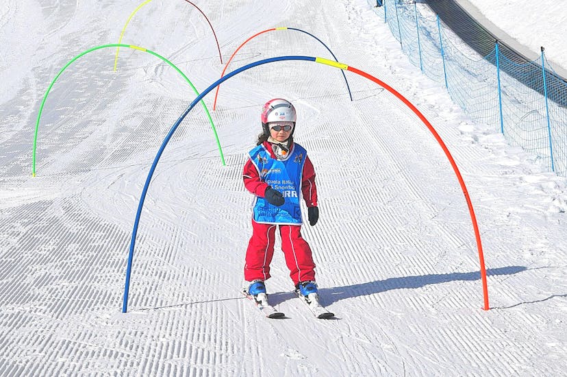Een kind heeft plezier in Livigno tijdens een van de Privé Skilessen voor Kinderen van Alle Niveaus.