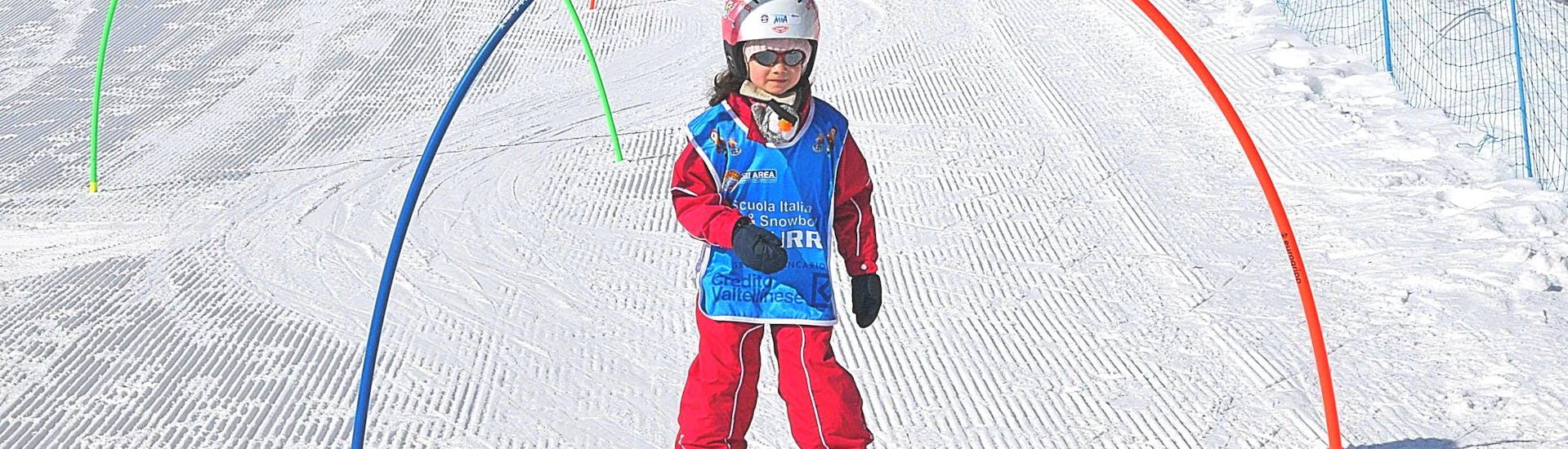 Un enfant s'amusant à Livigno pendant un des cours particuliers de ski pour enfants de tous niveaux.