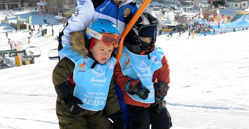 Privater Skikurs für Kinder & Jugendliche aller Altersgruppen mit Scuola di Sci Azzurra Livigno Ein Skilehrer bringt einem Kind das Skifahren bei, beim Privater Kinder-Skikurs für alle Levels.