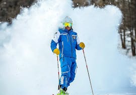 Maestro di sci a Livigno prima di una delle lezioni private di sci per adulti di tutti i livelli.