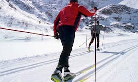 Due fondisti durante il loro corso privato di sci di fondo per tutti i livelli a Stubai con la Skischule Stubai Tirol.