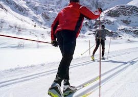 two cross-country skiers during their private cross-country skiing for all levels in Stubai with Skischule Stubai Tirol..