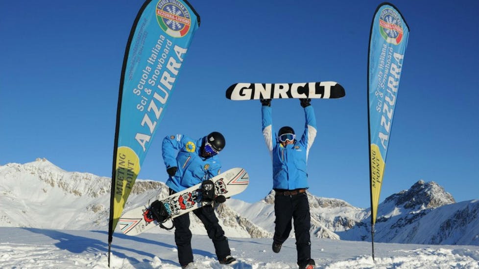 Un moniteur de snowboard et un élève posent pour une photo à la fin des Cours particuliers de snowboard pour enfants et adultes - Tous niveaux de l'école de ski Scuola di Sci Azzurra Livigno.