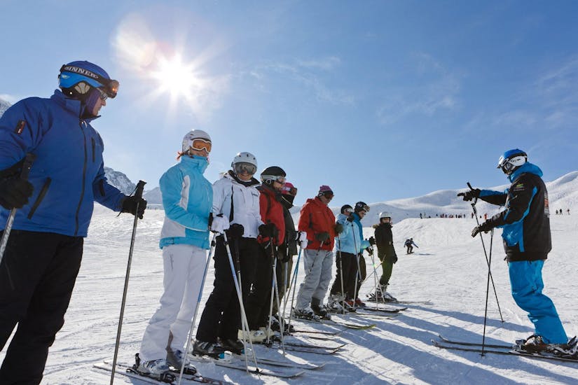 Des adultes participent à des Cours de ski Adultes - Arc 1950 avec Evolution 2 Spirit - Arc 1950 & Villaroger.