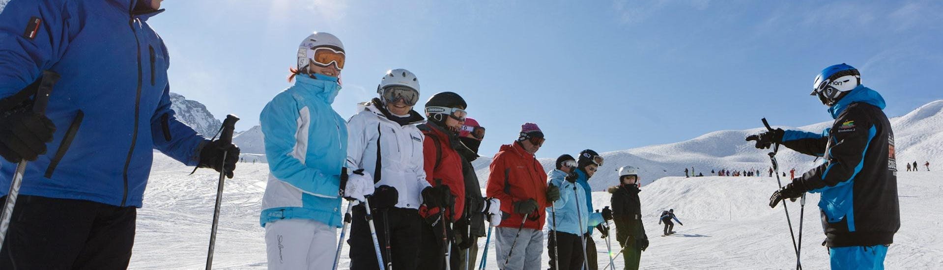 Erwachsene nehmen am Skikurs für Erwachsene für alle Niveaus - Arc 1950 mit Evolution 2 Spirit - Arc 1950 & Villaroger teil.