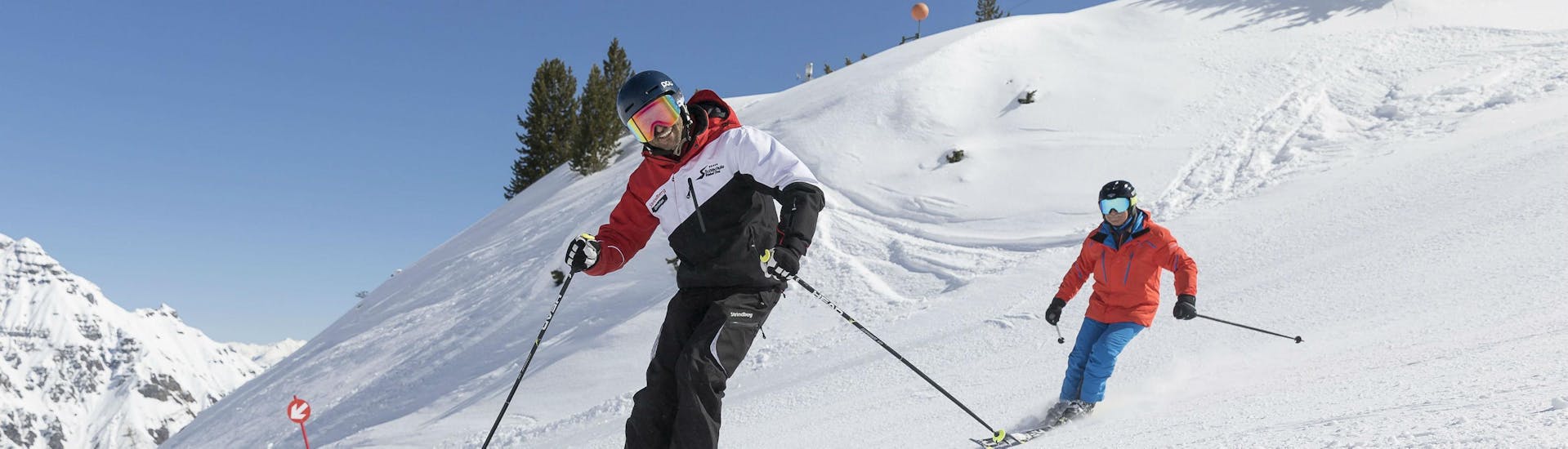 Dos esquiadores descienden por una montaña durante sus clases particulares de esquí para adultos para todos los niveles en Stubai con Skischule Stubai Tirol.