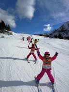 Tout le monde est heureux à Pontedilegno de participer à l'une des cours de ski pour enfants pour débutants.
