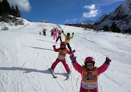 Everyone's happy in Pontedilegno to take part in one of the kids ski lessons for beginners. 