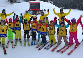 A large group of children cheering during their Kids Ski Lessons (4-12 years) for Beginner - Full Day with Ski School Yellow Point Špindlerův Mlýn. 