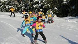 Skilessen voor Kinderen (4-12 jaar) voor Beginners - Halve dag met Skischool Yellow Point Špindlerův Mlýn.