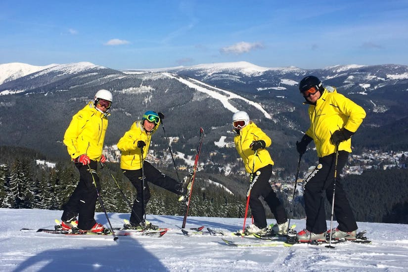 Die Skilehrer der Skischule Yellow Point Špindlerův Mlýn sind bereit, den privaten Skikurs für Erwachsene aller Niveaus zu unterrichten.