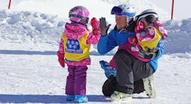 Two little girls are participating in some kids ski lessons for all levels with ski school Neustift Olympia at the Stubai glacier.