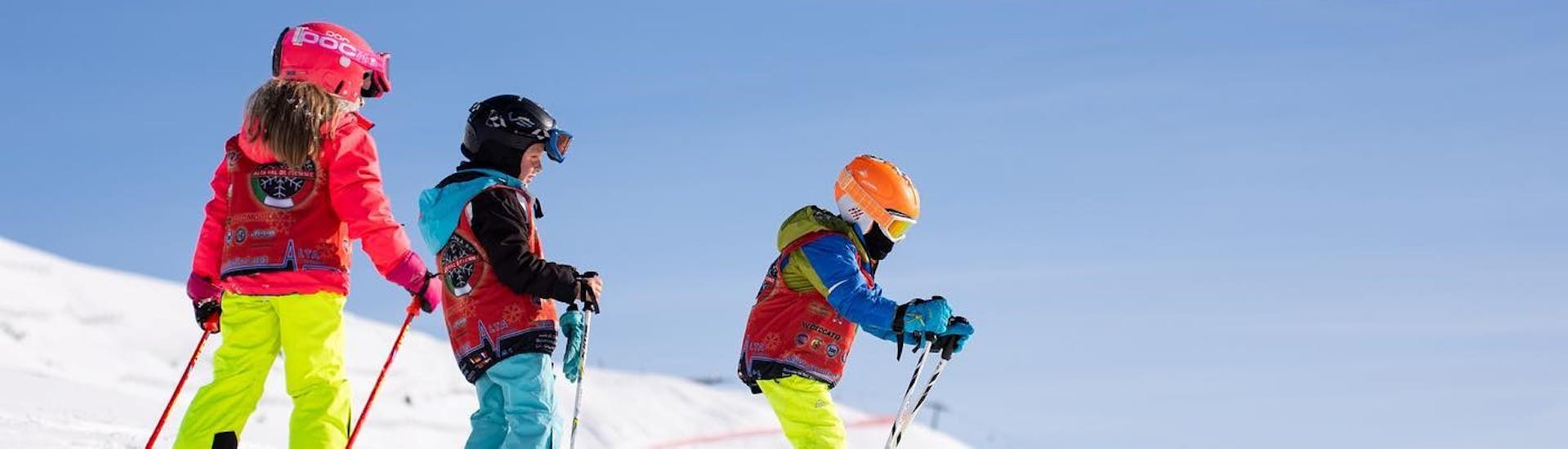 I bambini durante una delle lezioni di sci per tutti i livelli a Bellamonte.