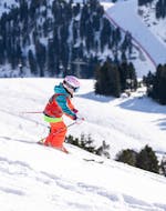 Kinderen skiën in Predazzo tijdens een van de kinderskilessen voor alle niveaus.