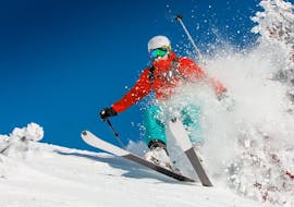 Ein Skifahrer genießt den privaten Freeride-Kurs abseits der Piste mit der Skischule Neustift Olympia am Stubaier Gletscher.