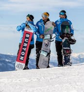 Maestri di snowboard che si preparano per una delle lezioni private di snowboard per bambini e adulti di tutti i livelli a Predazzo.