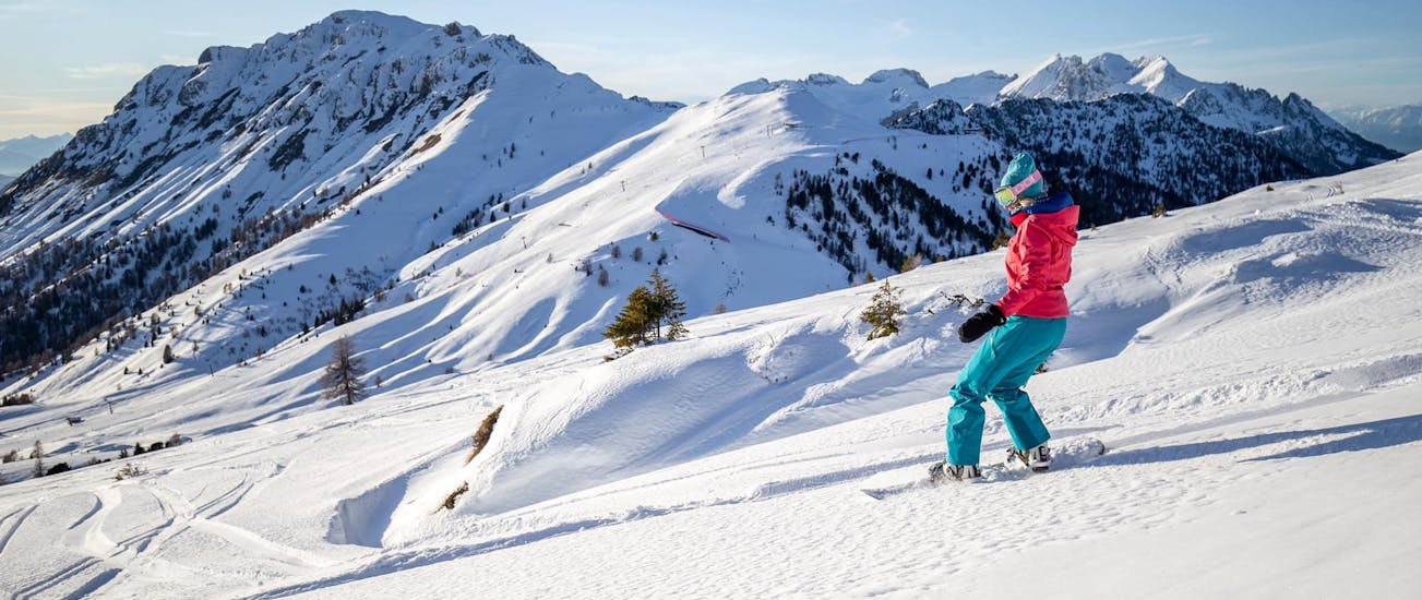 Nehmt an einem der privaten Snowboardkurse für Kinder und Erwachsene für alle Niveaus in Predazzo teil.