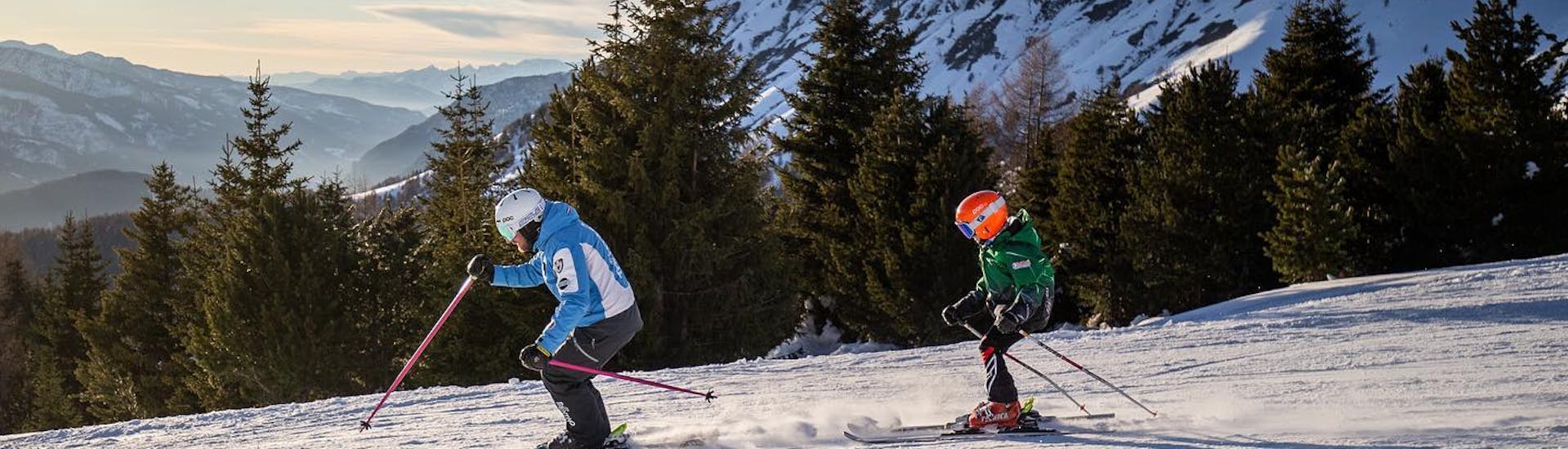 Kind en skileraar tijdens een van de privé skilessen voor kinderen van alle niveaus.