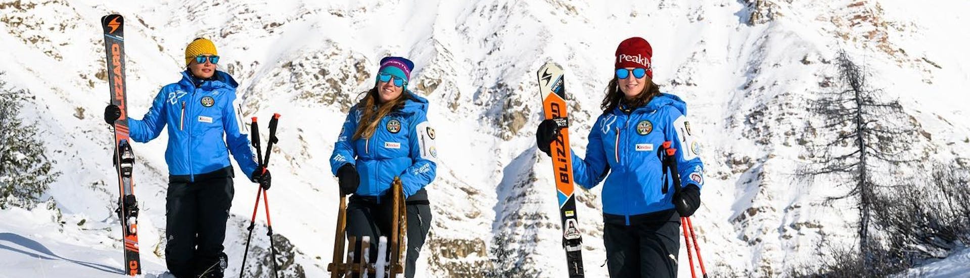 Maestri di sci pronti per un'altra delle lezioni private di sci per adulti di tutti i livelli a Predazzo.