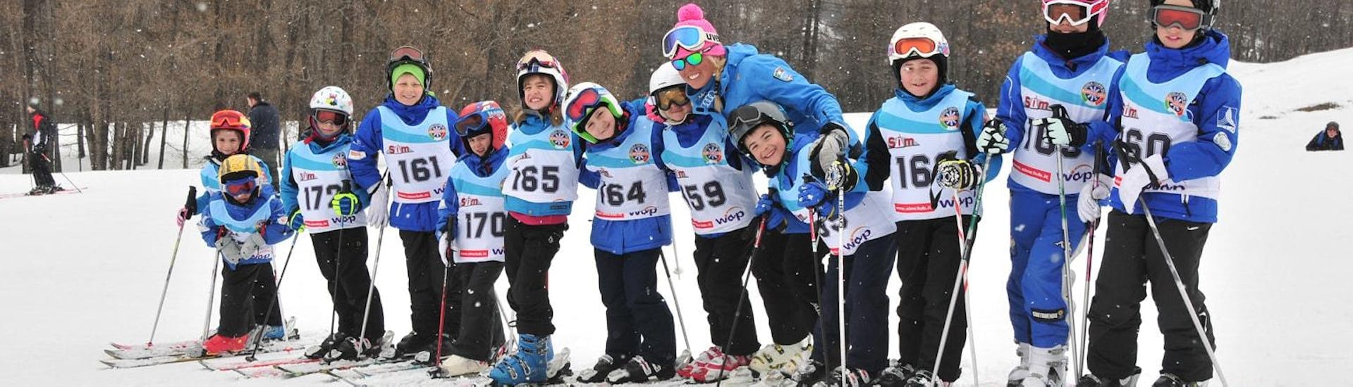A group of little ski enthusiasts during the Kids Ski Lessons (4-14 y.) - High Season - Advanced organised by the ski school Scuola di Sci Bardonecchia.
