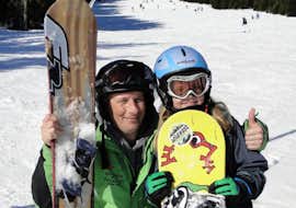 snowboarding-lessons-for-kids-and-adults-with-experience An instructor and child are smiling during snowboarding lessons for kids and adults with experience with skischool Oberharz in Wurmberg.