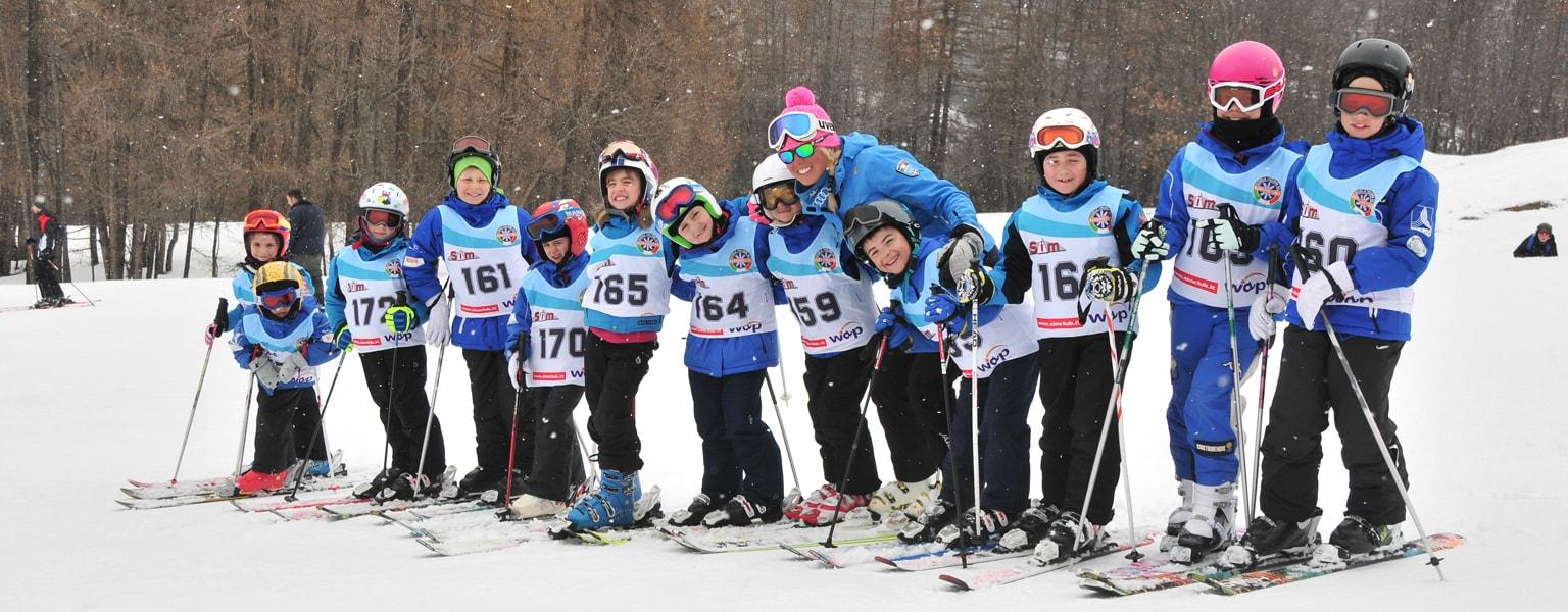 Pendant les fêtes de Noël, les enfants skient avec leurs amis dans le cadre de leur Cours de ski pour Enfants (4 à 10 ans) - Noël - Débutant organisé par l'école de ski Scuola di Sci Bardonecchia.