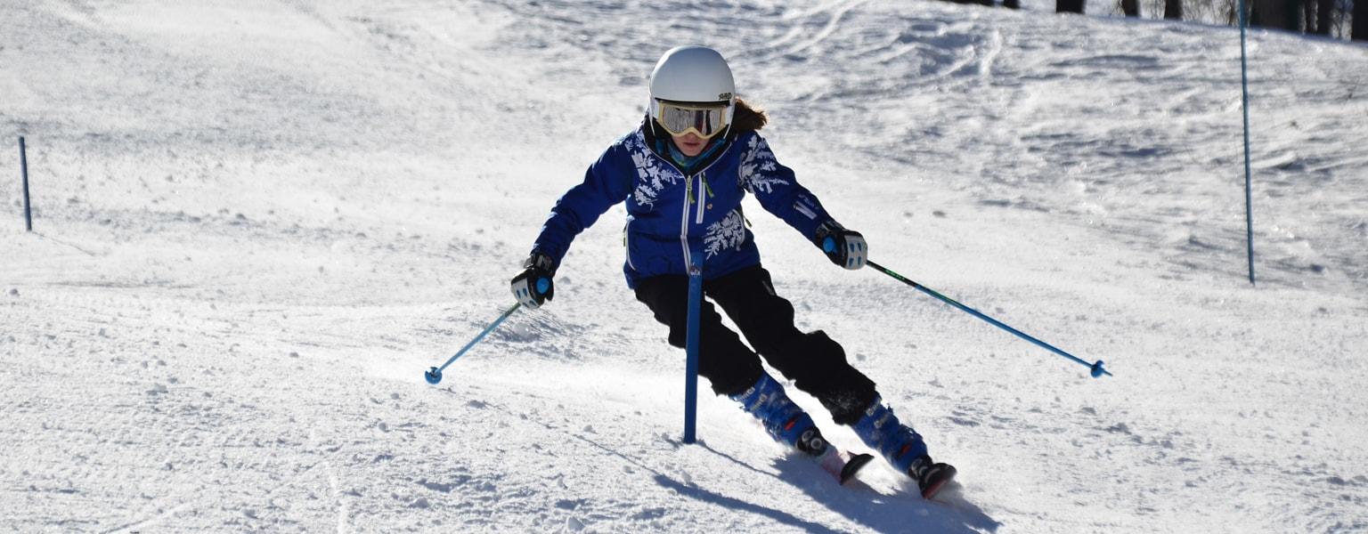 Une jeune femme travaille sur le ski parallèle pendant un Cours de ski pour Adultes - Haute-Saison - Tous Niveaux organisé par Scuola di Sci Bardonecchia.