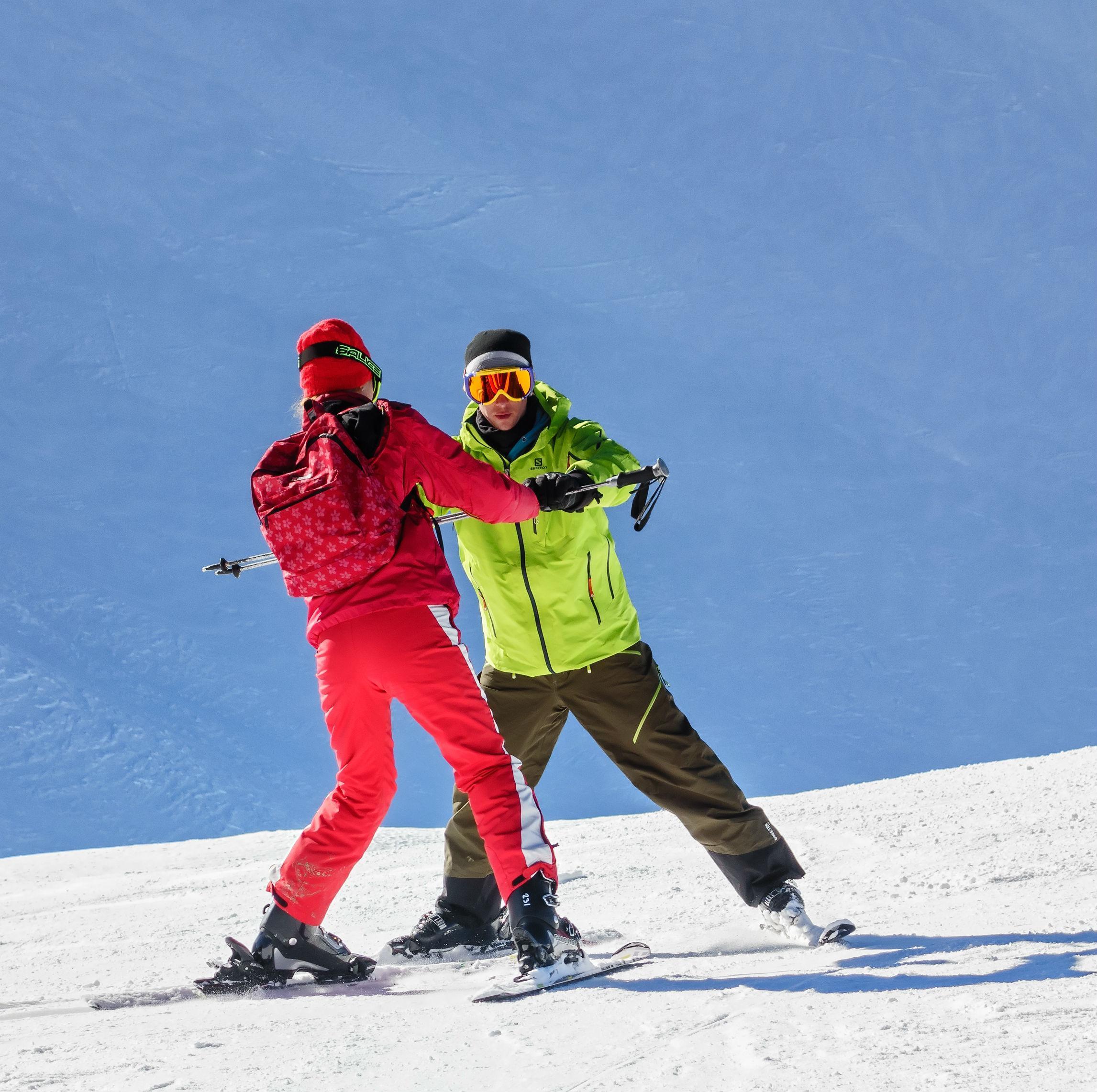 Un adulte apprend á skier pendant son Cours de ski pour Adultes - Haute saison - Tous niveaux avec l'aide d'un moniteur de ski expérimenté de l'école de ski Scuola di Sci Bardonecchia.