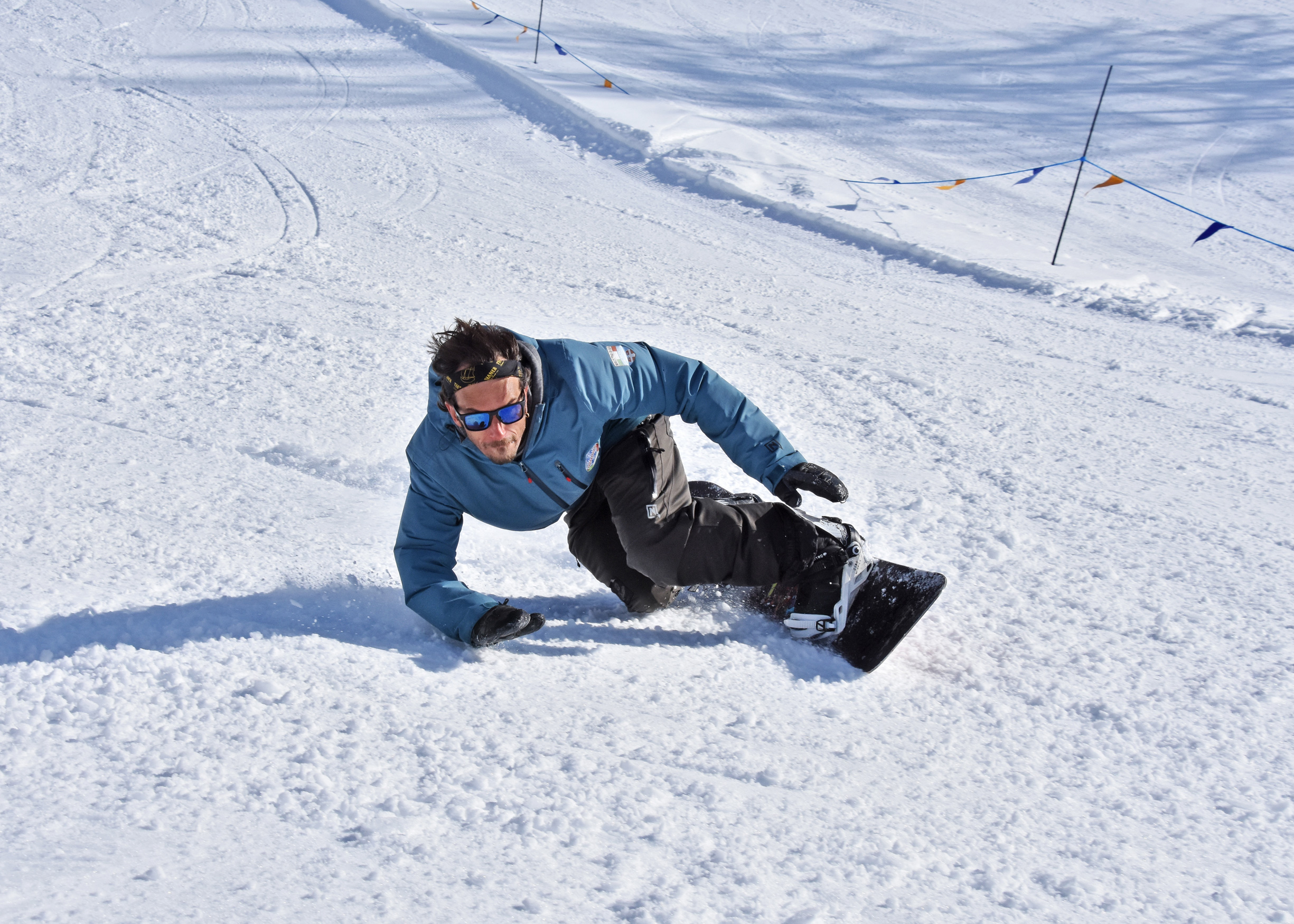 A snowboard instructor is training in Bardonecchia for one of the private snowboarding lessons for kids and adults of all levels.