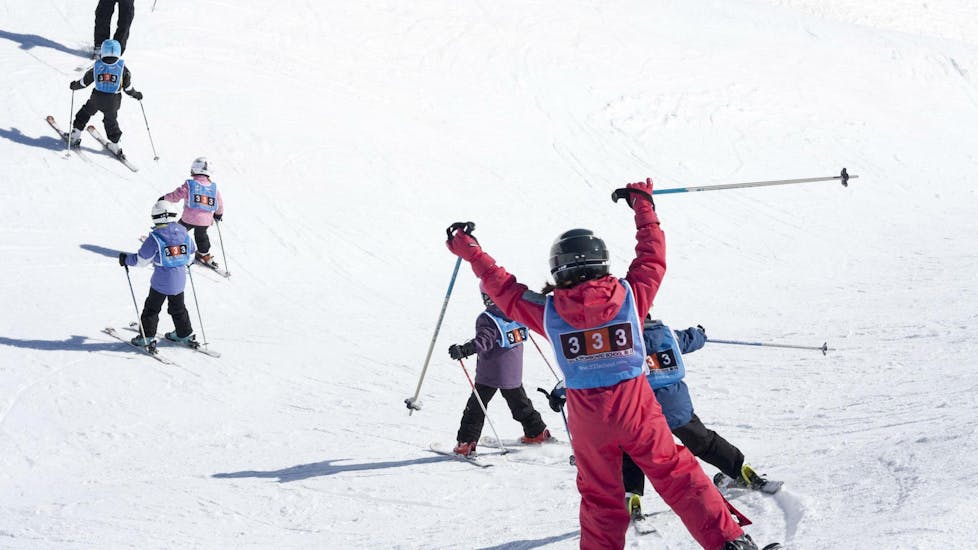 Eine Gruppe von Kindern genießt ihren Kinderskikurs (5-17 Jahre) - vormittags - alle Levels mit der Skischule 333 im Skigebiet von Tignes.