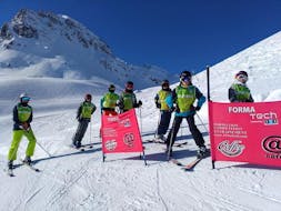 Des jeunes skieurs se préparent à descendre une piste pendant leur Cours de ski pour Enfants (5-17 ans) - Matin avec l'école de ski 333 à Tignes.