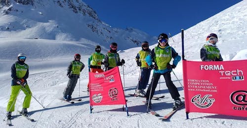 Kinderskilessen (5-17 jaar) voor Alle Niveaus met Ski School ESI 333 Tignes & Val d'Isère Jonge skiërs maken zich klaar om de hellingen op te gaan tijdens hun kinderskilessen (5-17 jaar) - ochtend - alle niveaus met de 333 skischool in Tignes.