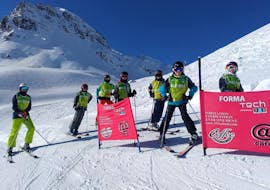 Jonge skiërs maken zich klaar om de hellingen op te gaan tijdens hun kinderskilessen (5-17 jaar) - ochtend - alle niveaus met de 333 skischool in Tignes.