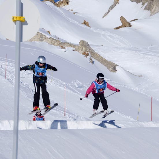 Deux enfant profitent de leur Cours particulier de ski Enfants pour Tous niveaux avec École de Ski 333.
