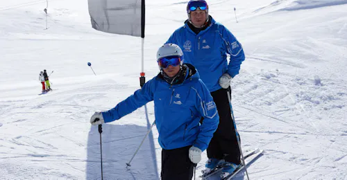 Cours de ski pour les Seniors (dès 50 ans) avec l'école de ski Neustift Olympia 2 participants de plus de 50 ans prennent part à des cours de ski pour personnes d'âge mûr avec l'école de ski Neustift Olympia au glacier de Stubai.
