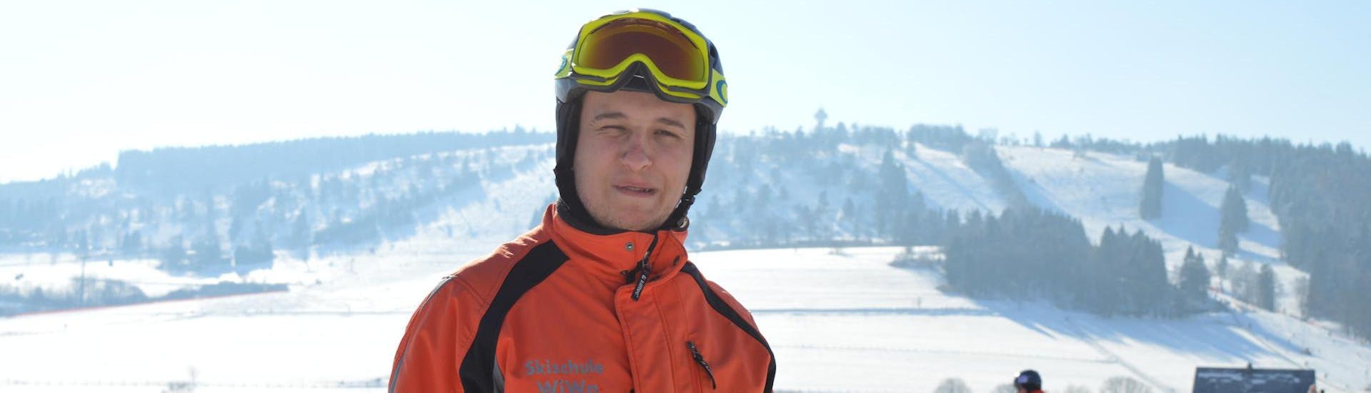 Een volwassen skiër werkt aan zijn techniek tijdens de cursus Skilessen voor jongeren en volwassenen - Alle niveaus – Middag onder begeleiding van een skileraar van DSV Skischule & Skiverleih WIWA.