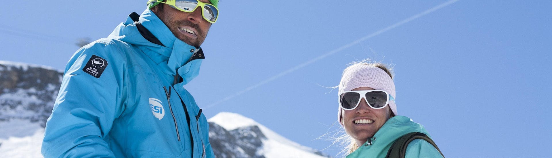 Una sciatrice e il suo maestro di sci della scuola 333 di Tignes si divertono durante le lezioni private di sci per adulti - Tignes.