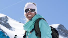Une skieuse est contente de participer à son Cours particulier de ski pour Adultes - Tignes avec l'école de ski 333 Tignes.