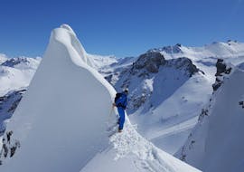 Un freerider est au sommet d'une montagne pendant son Cours particulier de ski freeride - Tignes avec l'école de ski 333 Tignes.