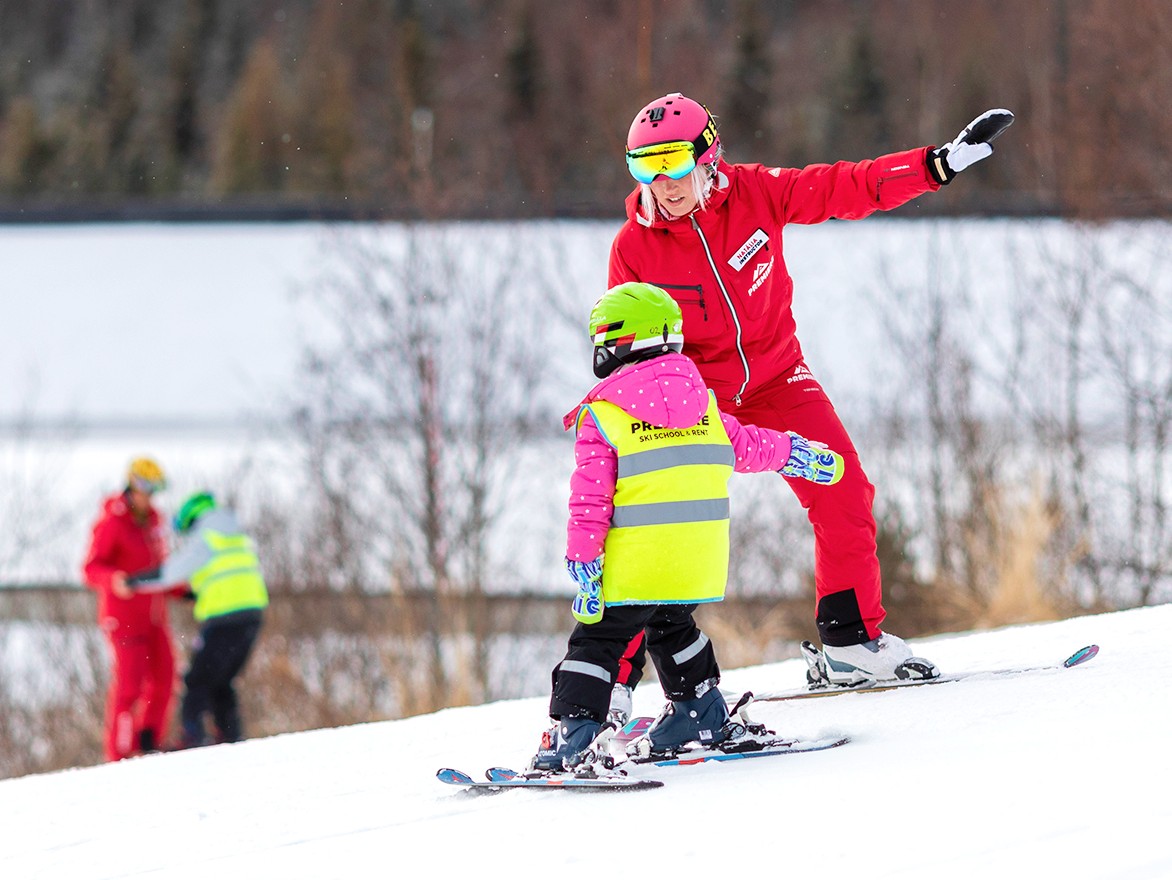 Ein Kind lernt das Skifahren während des privaten Skikurses für Kinder (ab 3 Jahren) aller Levels mit der Premiere Ski School Vysoké Tatry.