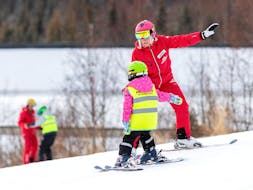 Ein Kind lernt das Skifahren während des privaten Skikurses für Kinder (ab 3 Jahren) aller Levels mit der Premiere Ski School Vysoké Tatry.