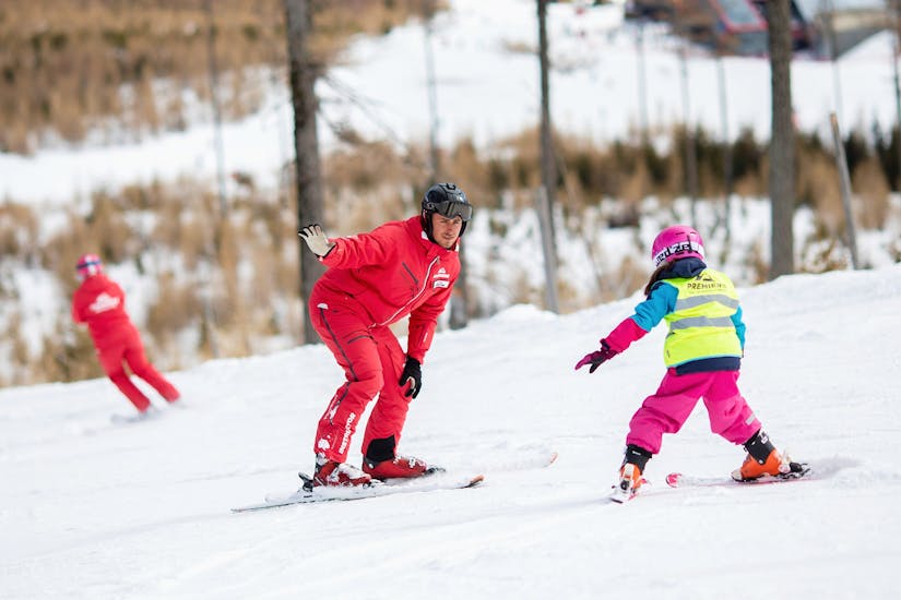 Ein Kind fährt seine erste Piste hinunter, während des privaten Skikurses für Kinder (ab 3 Jahren) aller Levels mit der Premiere Skischule Vysoké Tatry.