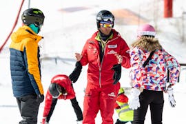 Ein Skilehrer berät die Skifahrer während des Privatskikurses für Erwachsene aller Levels mit der Premiere Ski School Vysoké Tatry.