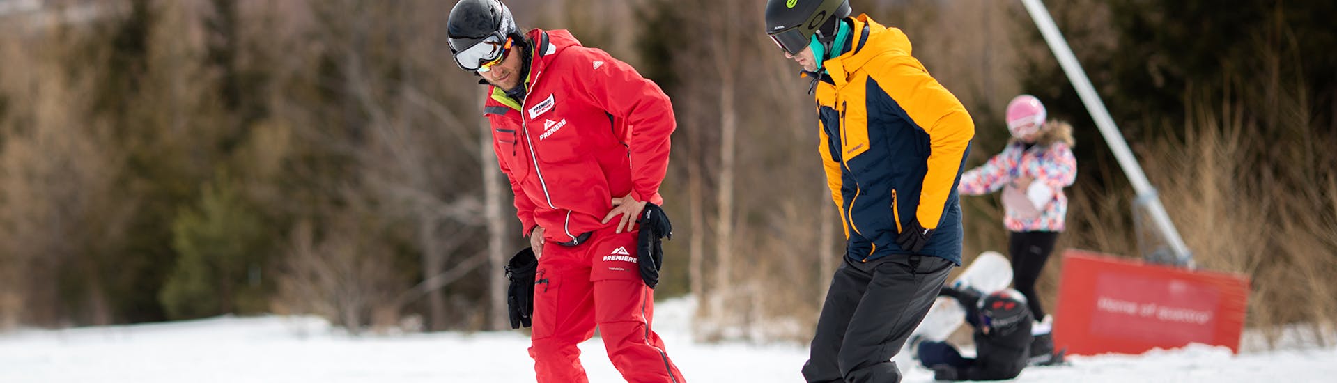 Ein Skifahrer lernt die richtige Haltung während seines privaten Skikurses für Erwachsene aller Levels mit der Premiere Ski School Vysoké Tatry.