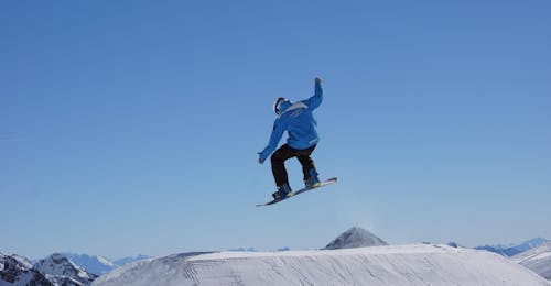 Paquete con clases de snowboard para adultos + Alquiler de equipo Un snowboarder está aprendiendo algunos trucos en el parque de atracciones durante las clases de snowboard para adultos, con la escuela de esquí Neustift Olympia en el glaciar Stubai.