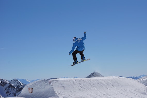 Adult Snowboarding Lessons + Hire Package